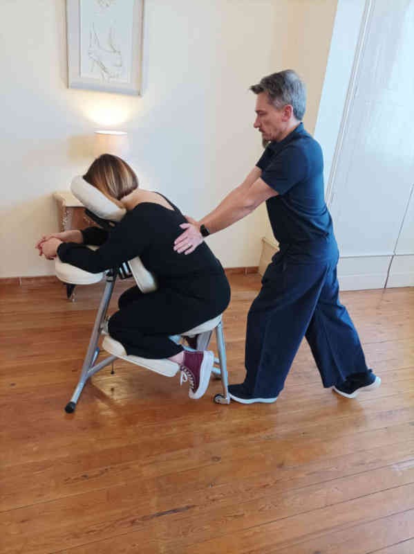 Massage épaules, dos, bras, mains